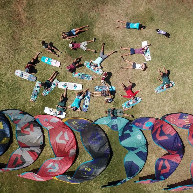 zespół szkoły kite, instruktorzy szkoły kitesurfingu, najlepsza baza kite na sycylii, najlepsza szkoła kitesurfingu na sycylii, wybór szkoły kite, wybór szkoły kitesurfingu